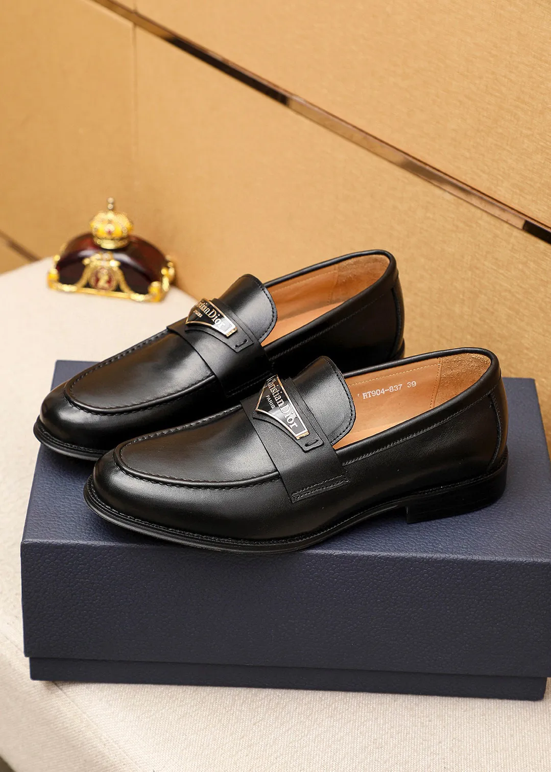 Men's shoes 💰480 💐 Product trademark: Dior "Dior" casual leather shoes Regular size: 39-44 (38.45.46🉑️Customized) Product materials: Selected Italian imported first-layer calfskin upper + classic hardware buckle, imported water-dyed 🐂 cowhide lining. Strong three-dimensional visual effect, original outsole color: 1⃣️color optional